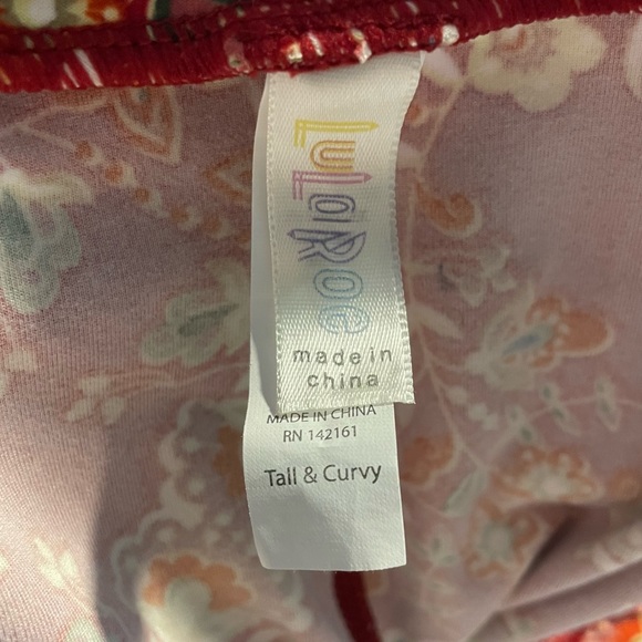 ⭐️4 for $10⭐️ Red Paisley Leggings.  Women's Size Large / XL.  Buttery Soft. - Picture 6 of 6